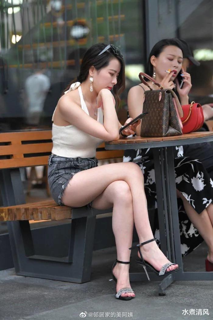 广州街拍：长腿小姐姐最需要一条小短裤，显高露腿绽放性感美