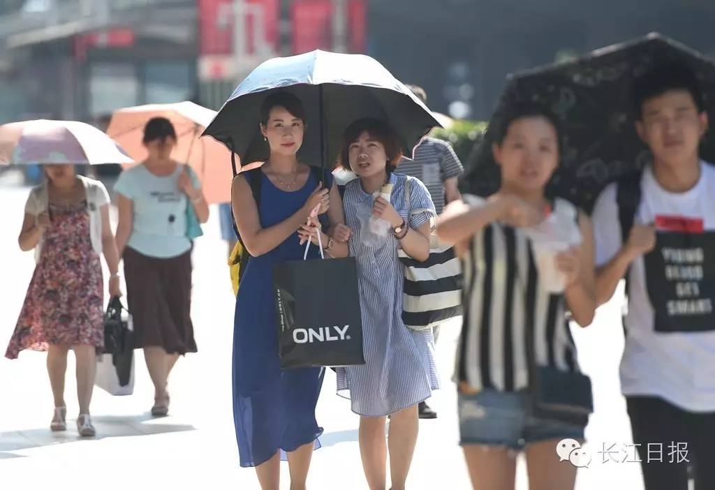 街拍大暑中的武汉人：出门5分钟流汗俩小时，周末仍是高温热浪