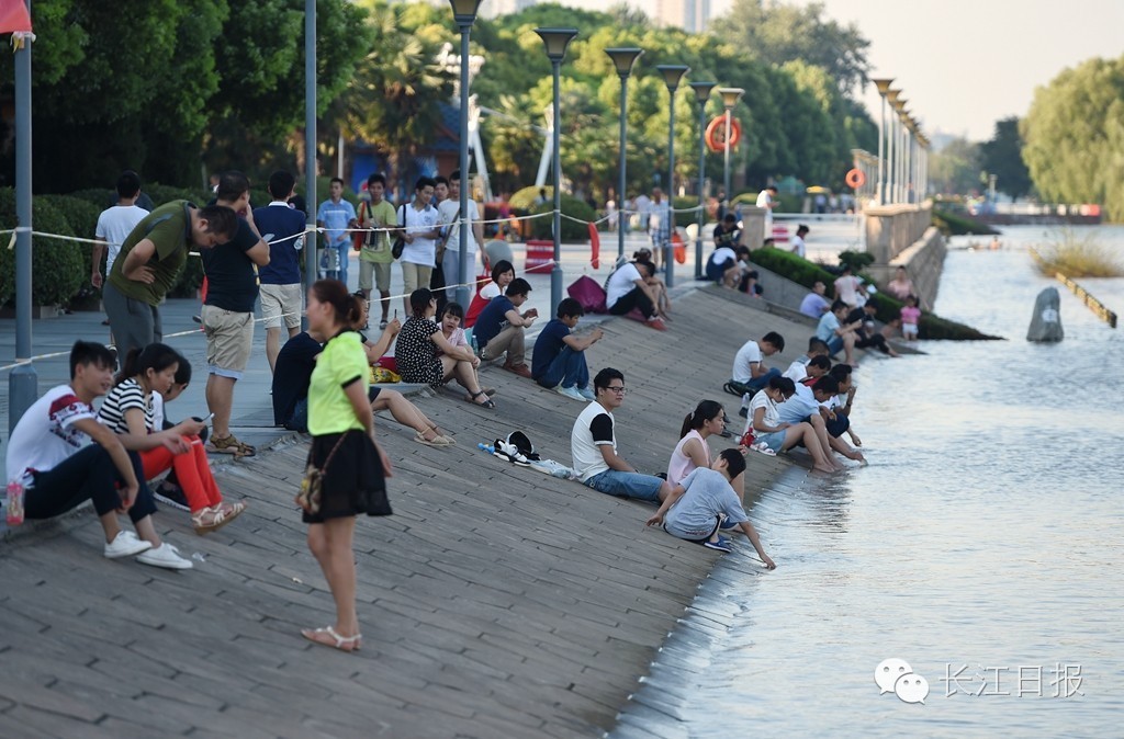 街拍大暑中的武汉人：出门5分钟流汗俩小时，周末仍是高温热浪