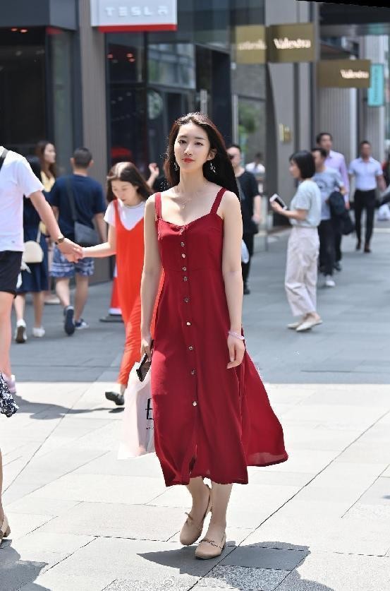 成都红裙街拍分享，复古又优雅的红裙，夏天穿上就变美