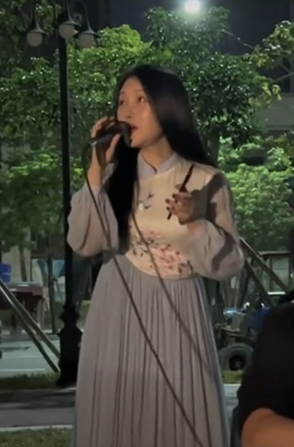 65岁港星广东街头唱歌，疑与杨钰莹深情对视，女方发福胖出双下巴