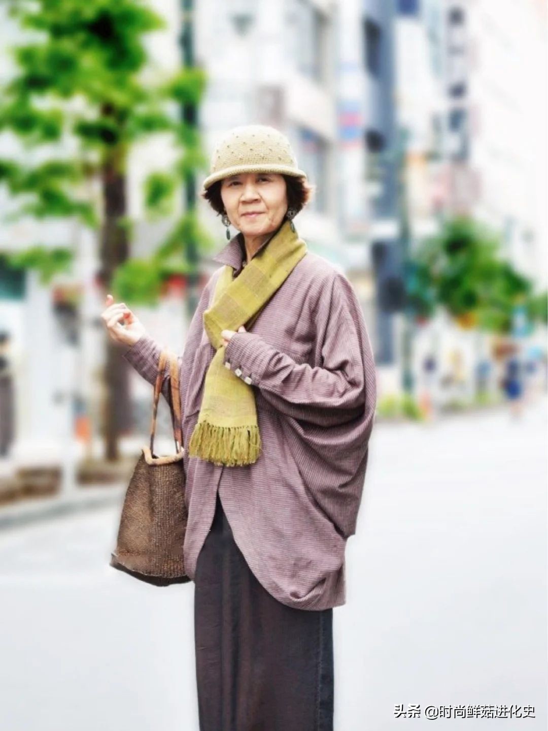 日本“大妈”的街头穿搭火了！穿衣简单不复杂，自信的女人才最美