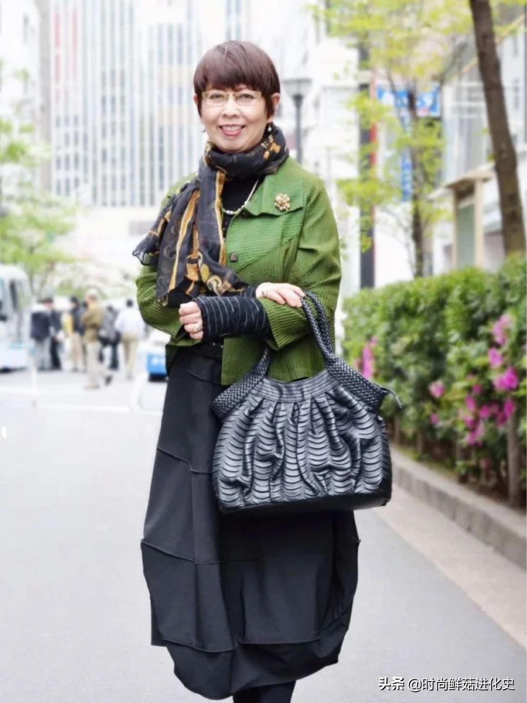 日本“大妈”的街头穿搭火了！穿衣简单不复杂，自信的女人才最美