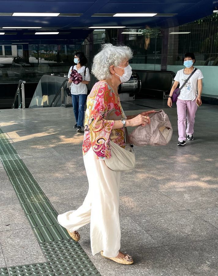 被“上海奶奶”惊艳到了；裤子穿宽，头戴帽子，美得自然不做作