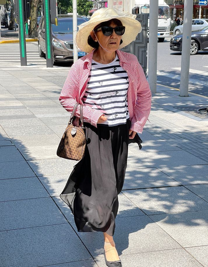 被“上海奶奶”惊艳到了；裤子穿宽，头戴帽子，美得自然不做作