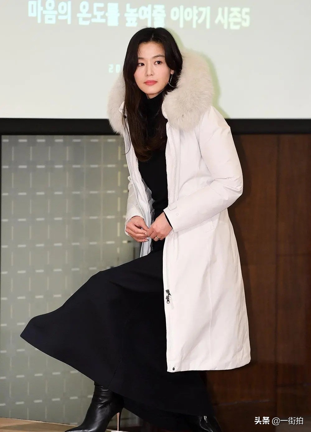 全智贤现身活动，臃肿羽绒服也能穿出气质感，不愧是韩国第一女星