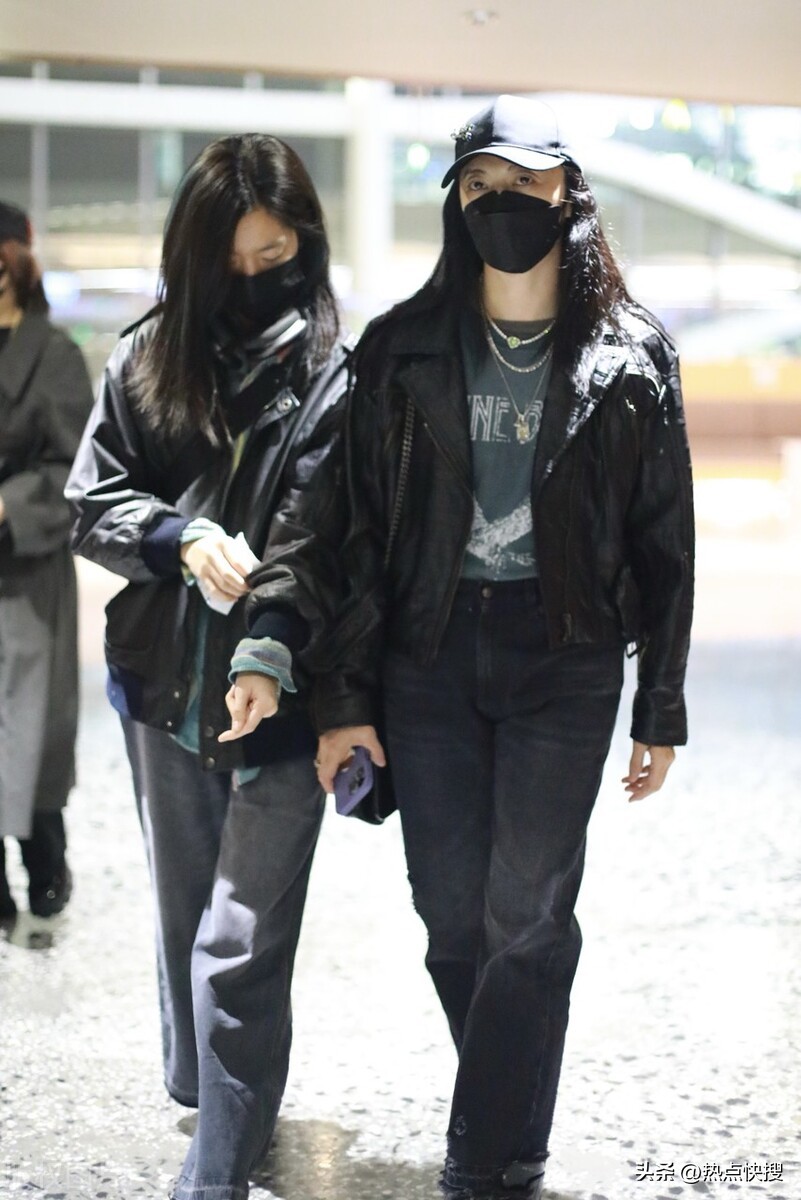 街拍快讯：11月9日，北京机场姚晨身穿黑皮衣搭配牛仔裤摇滚范儿