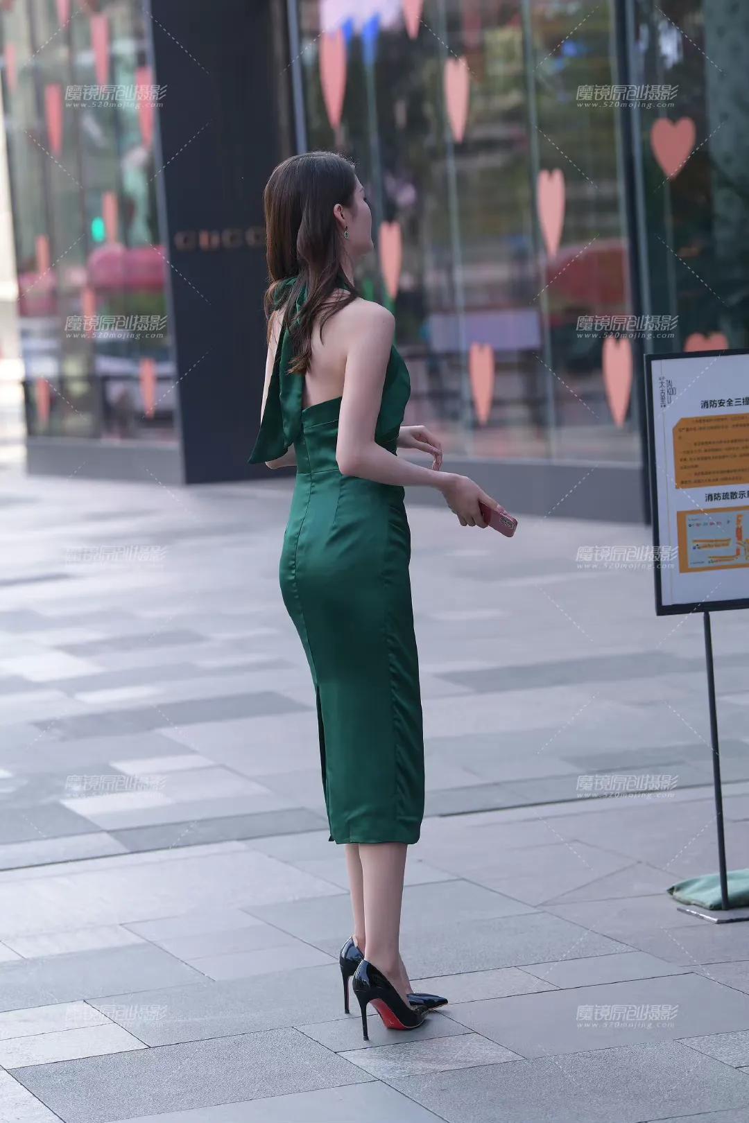 穿搭美图｜街拍高雅端庄绿色长裙穿搭的高挑气质御姐