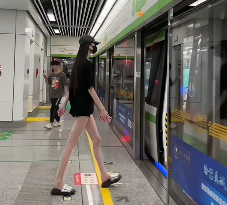 浙江女网红在地铁拍摄cos，小伙看了一眼后急忙转头：怕被骂变态