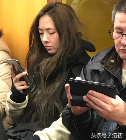 网友日本地铁偶遇郭碧婷，头发蓬松低头玩手机，素颜也美美哒