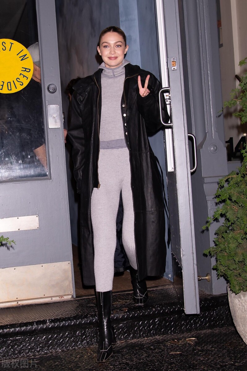 超模吉吉-哈迪德的私服穿搭，穿黑色皮衣+开叉牛仔裤，太有型