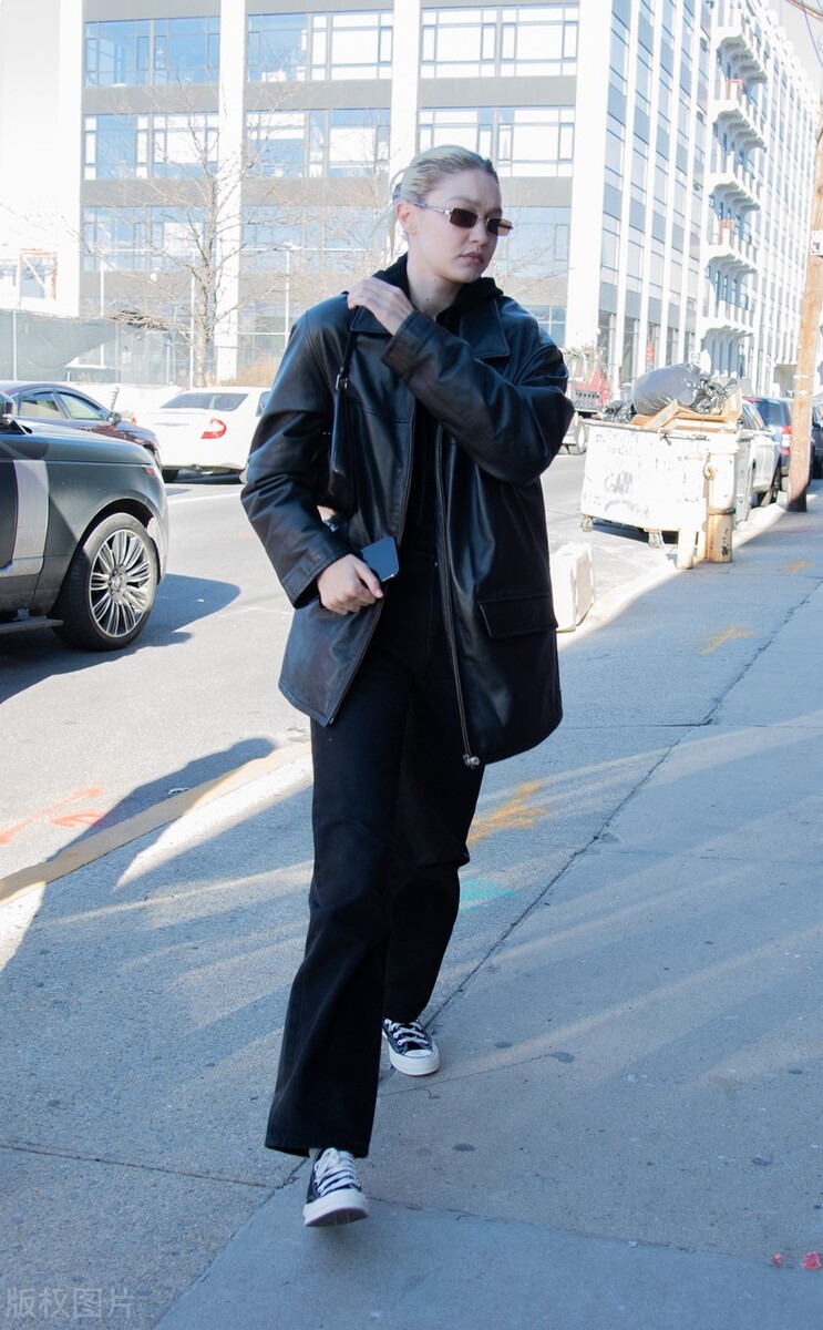 超模吉吉-哈迪德的私服穿搭，穿黑色皮衣+开叉牛仔裤，太有型