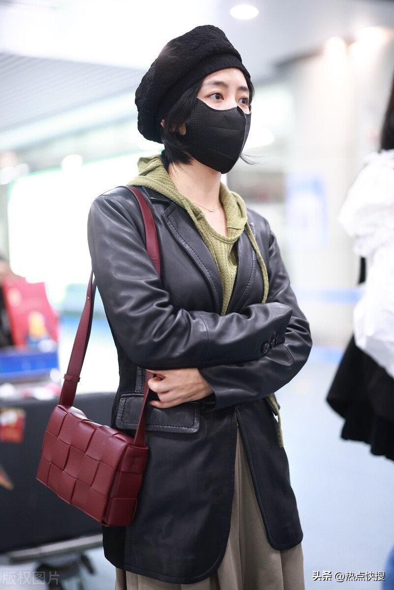 街拍快讯：11月3日长沙机场，谭松韵身穿黑色皮衣简约出行