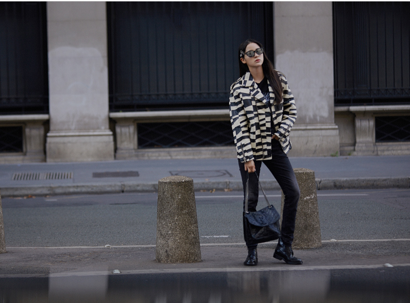 欧阳娜娜穿黑白斑马条纹皮衣巴黎街拍，气场强大迷人，美得酷炫