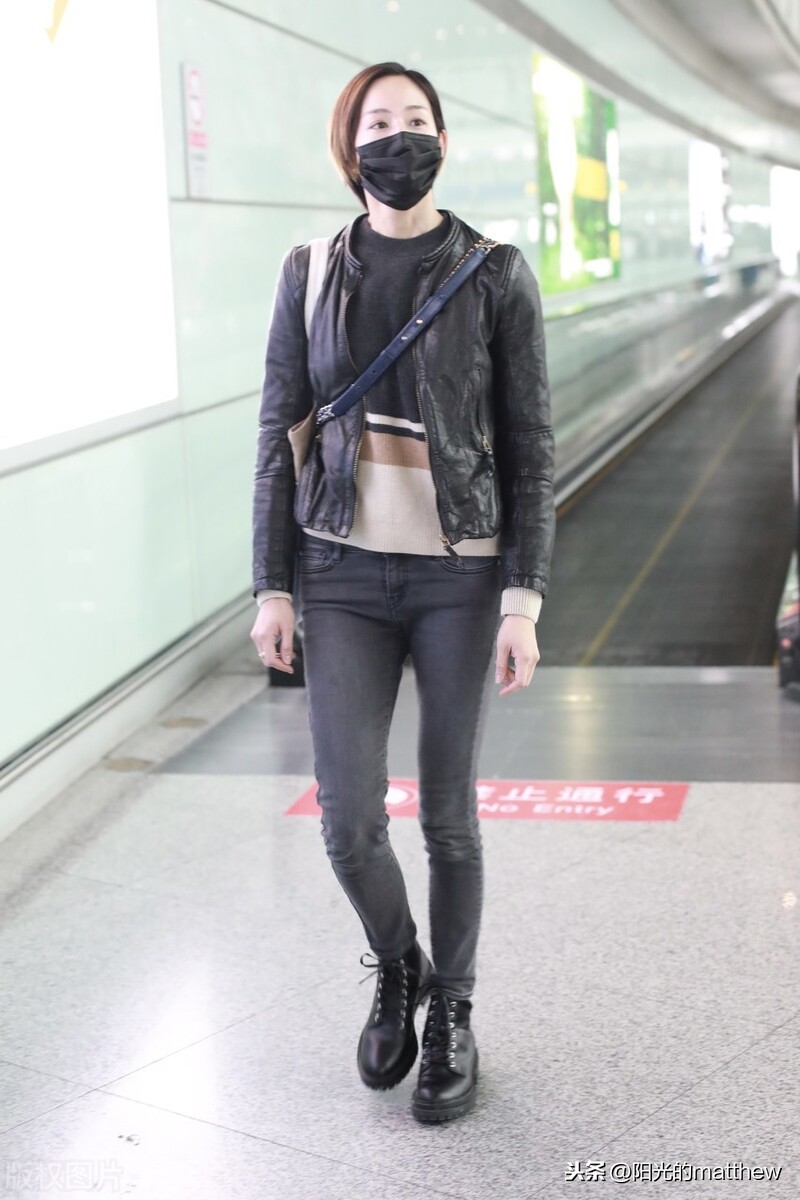 张钧甯机场街拍，短发造型英姿飒爽，皮衣皮靴衬托出众大长腿