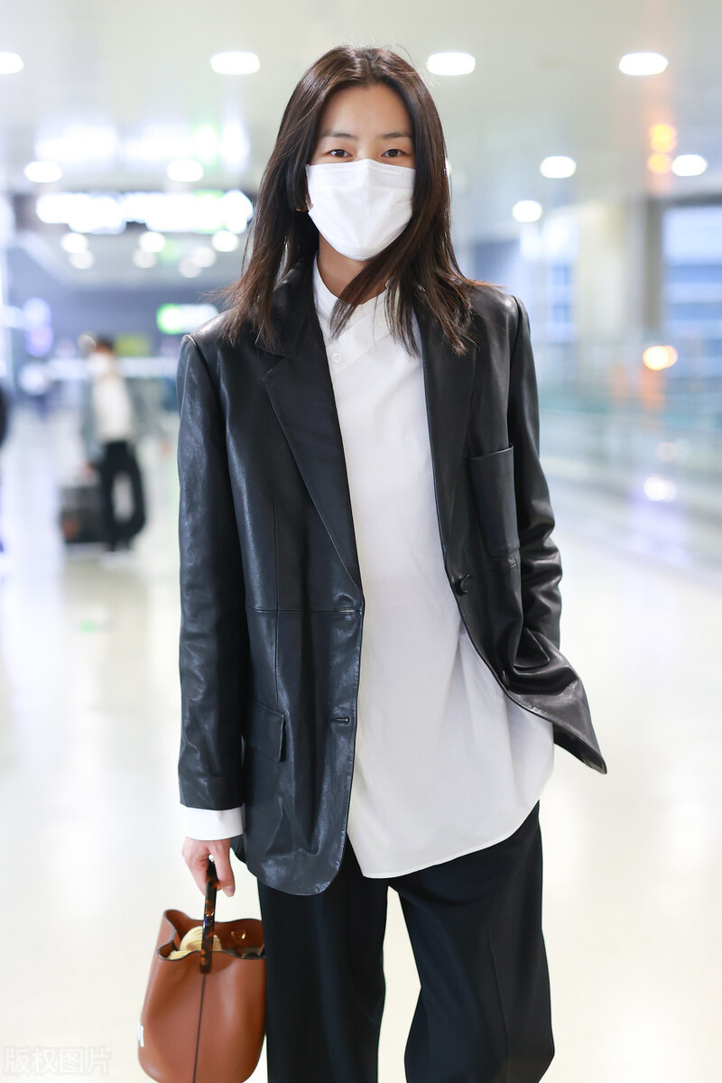 “大表姐”刘雯穿白衬衣搭黑皮衣现身机场，搭配高级，简单又时髦
