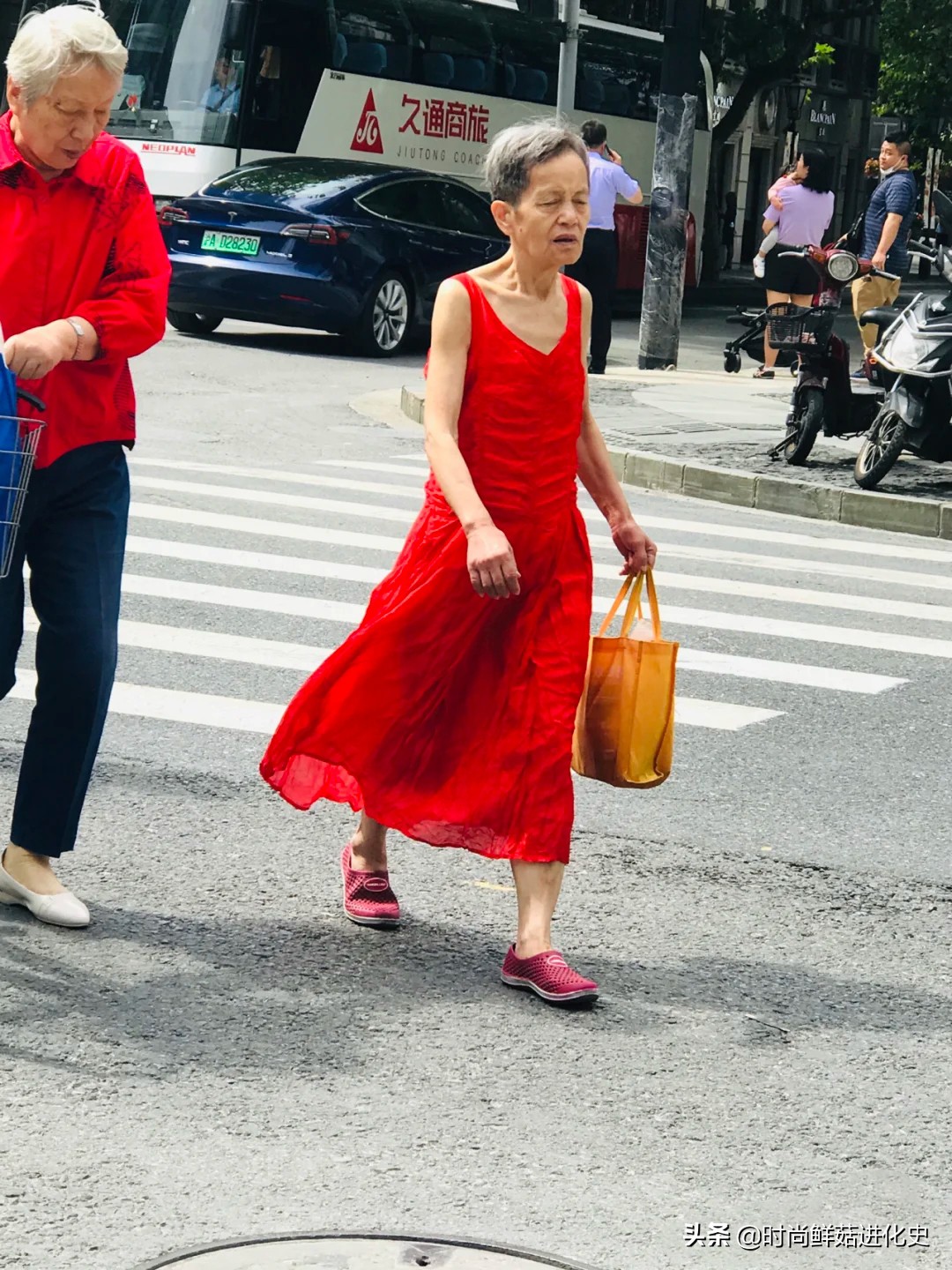 “上海大妈”凭时尚街拍火了，穿衣简单又日常，气质却不输年轻人