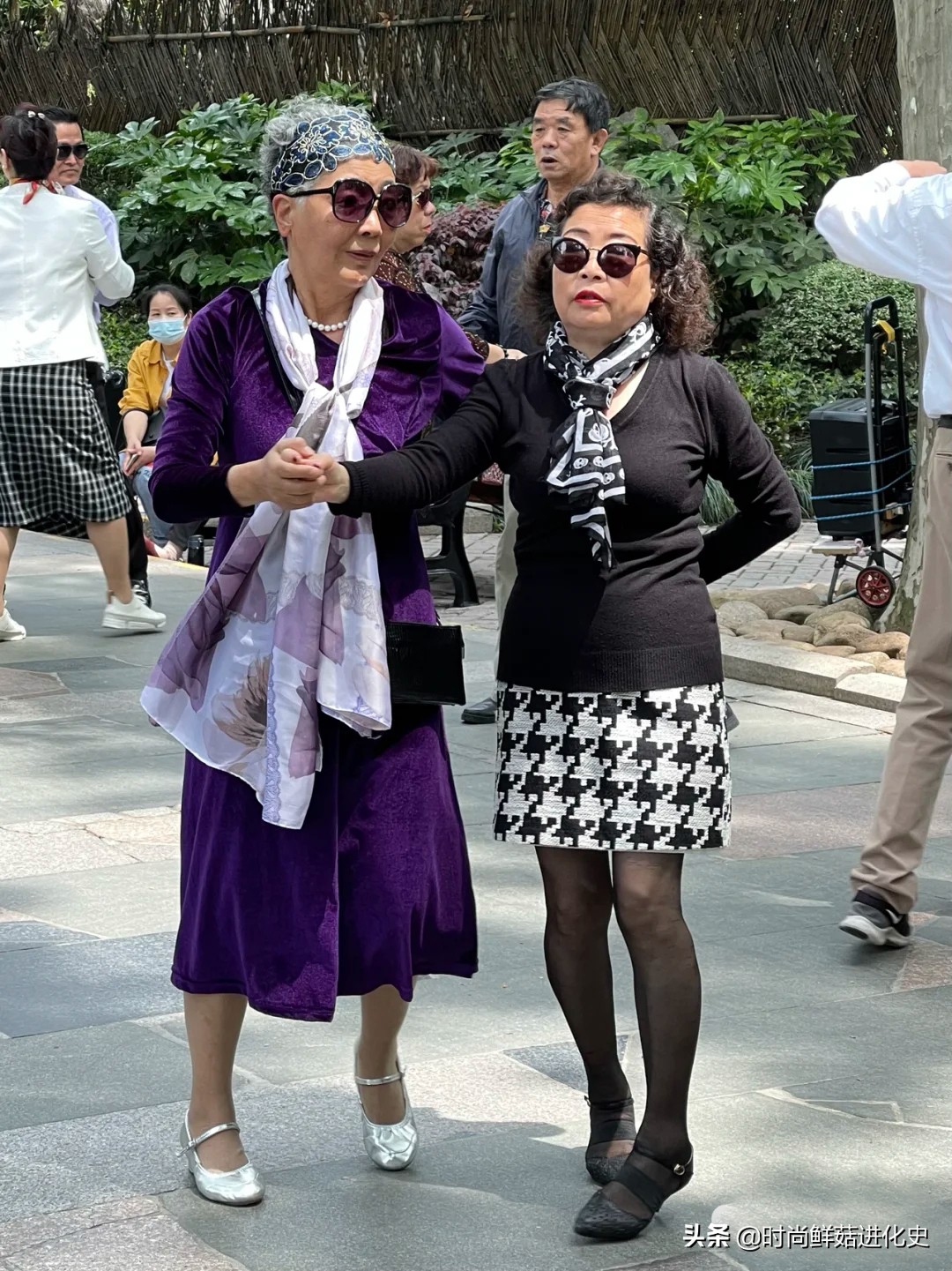 “上海大妈”凭时尚街拍火了，穿衣简单又日常，气质却不输年轻人