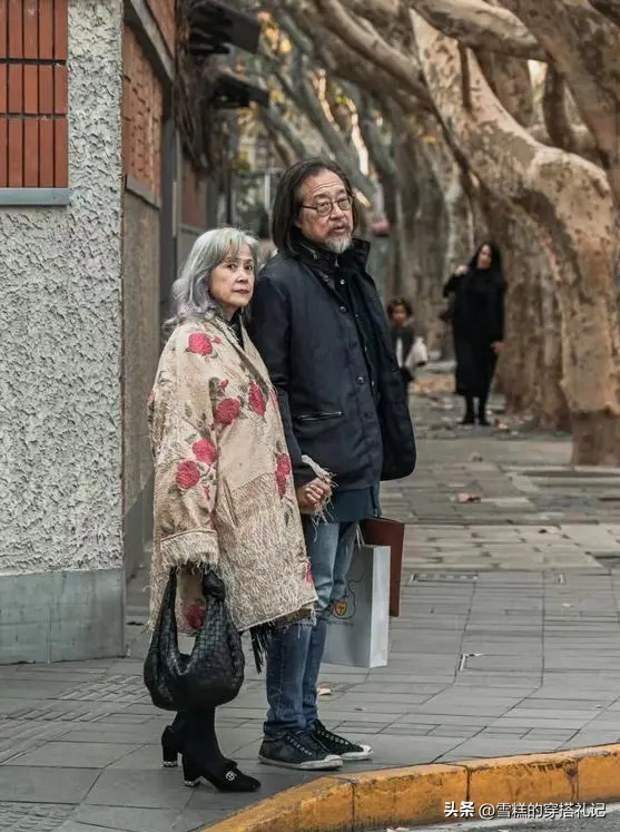 这群60+“上海奶奶”凭街拍火了，头发花白却依旧时髦，真优雅