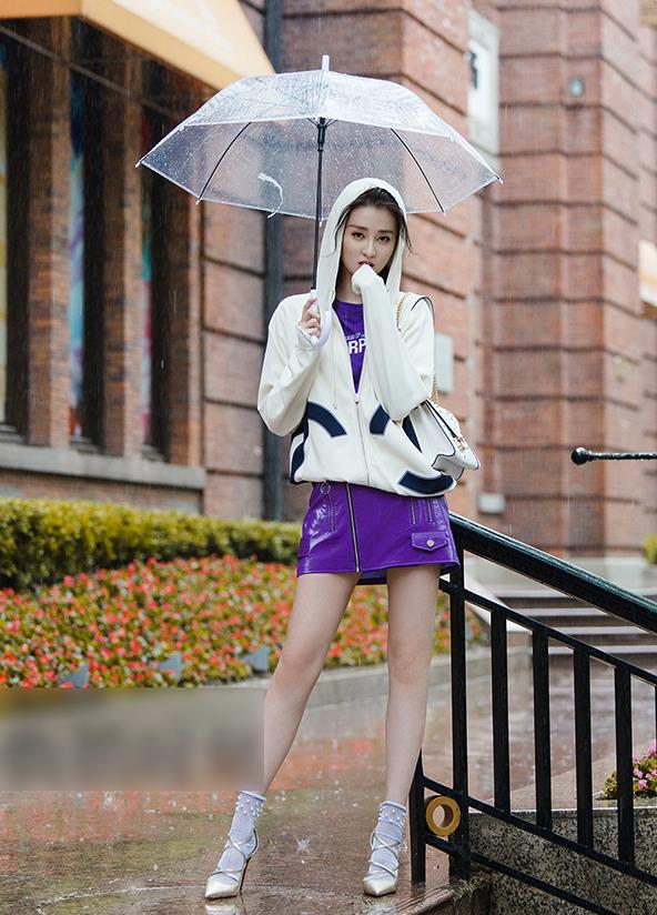 乔欣最新街拍写真 清爽少女漫步夏日雨中