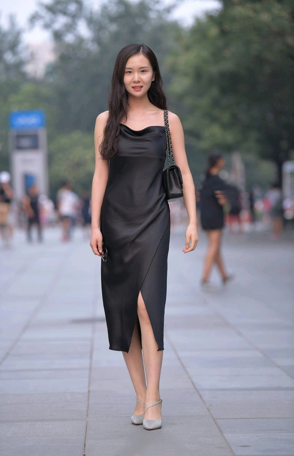 街拍黑色卷发美女，丝质长裙凸显性感魅力