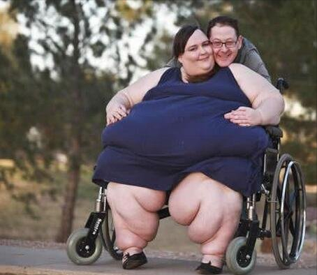 美国女子体重1450斤被富豪看上,生下两子身体健康,梦想是达到1吨