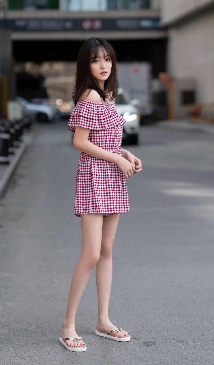 路人街拍：红色长裙和马丁靴搭配，休闲又时尚，抽烟的美女好酷啊