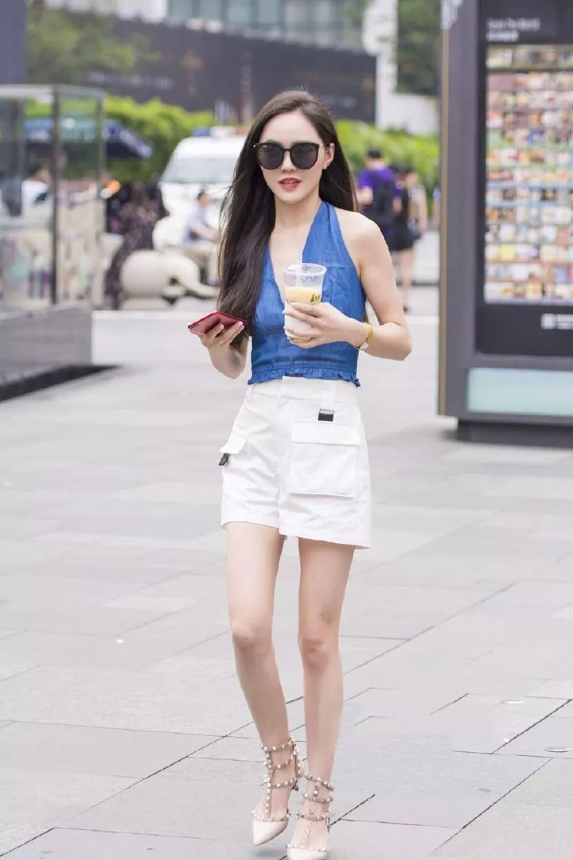 街拍：蓝色紧身上衣+白色短裤，甜美又酷酷的