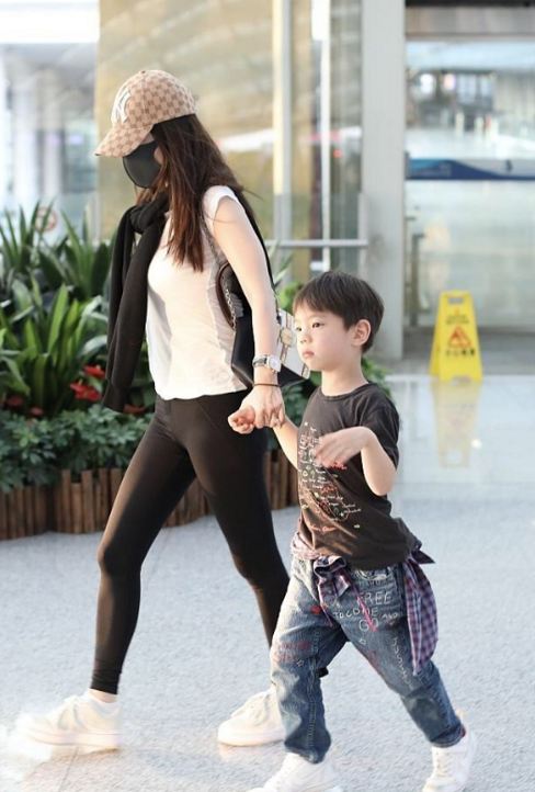 霍思燕太自信带儿子素颜走机场，穿白T配紧身裤，虽憔悴但很时髦