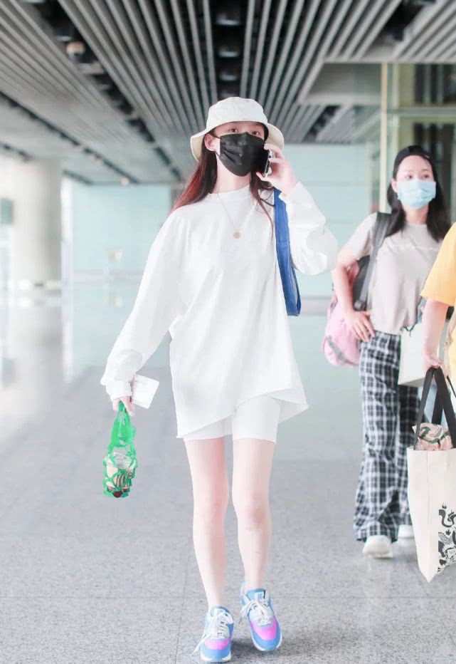 林允甜美穿搭走机场，一身白色套装宛如仙女，网友：真是白到发光