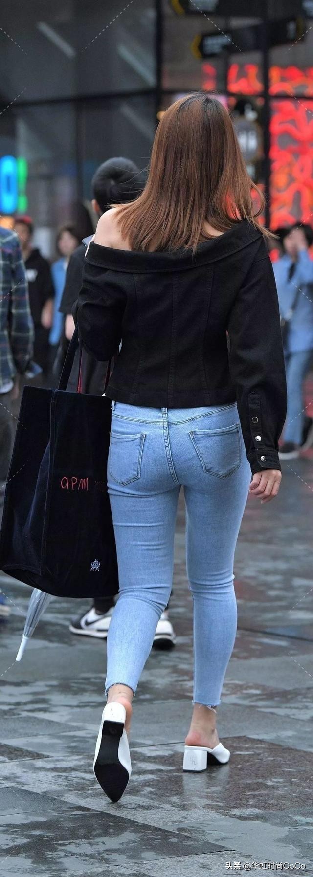 时尚街拍 身穿紧身牛仔裤的女生