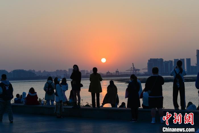 海口：市民游客海边享暖阳、观落日