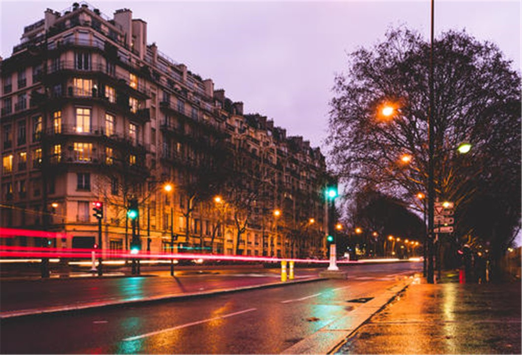 法国巴黎充满浪漫气息？实际上：男人随地小便，臭味弥漫在街角
