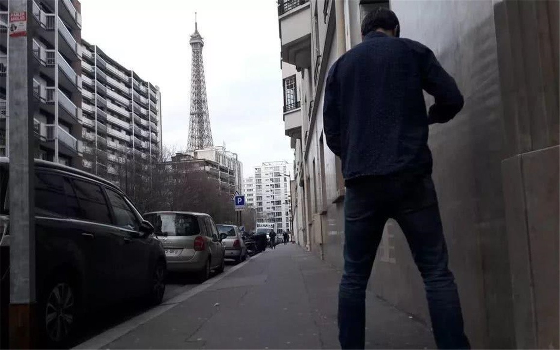 法国巴黎充满浪漫气息？实际上：男人随地小便，臭味弥漫在街角