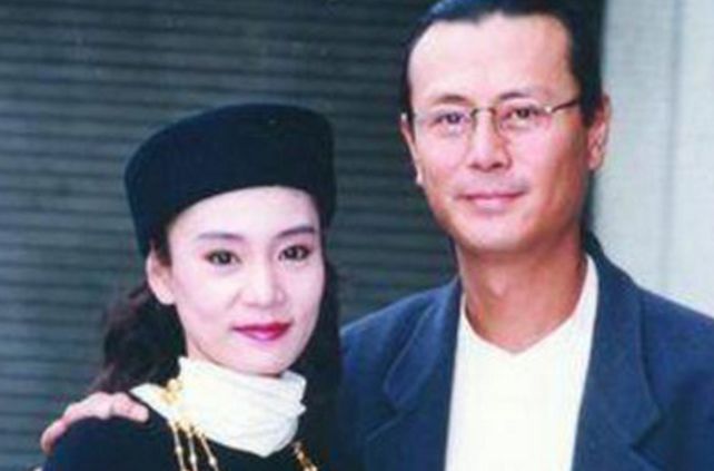 导致刘雪华终身不育，娶第一任妻子只为绿卡，今63岁随地大小便！