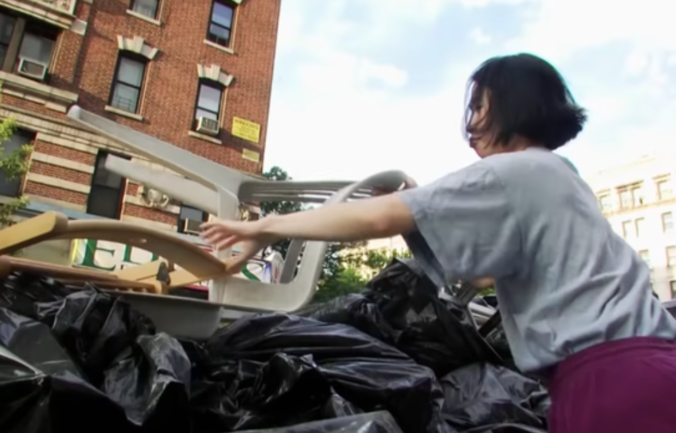美国女白领喜欢垃圾桶里找食物，20年不换内衣，纽约全款买下套三