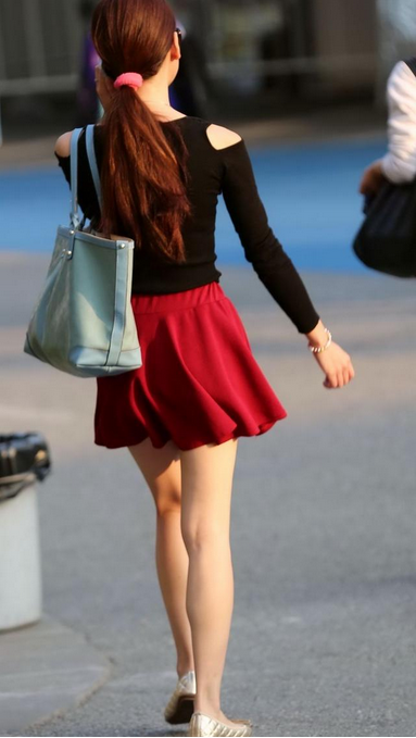 街拍：红色短裙与黑色蕾丝连衣裙美女，烟到底能不能代表优雅时尚