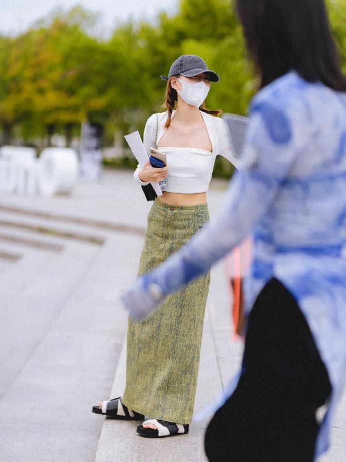 到了上海才发现：满大街都在穿“露脐装+低腰裙”，洋气又高级