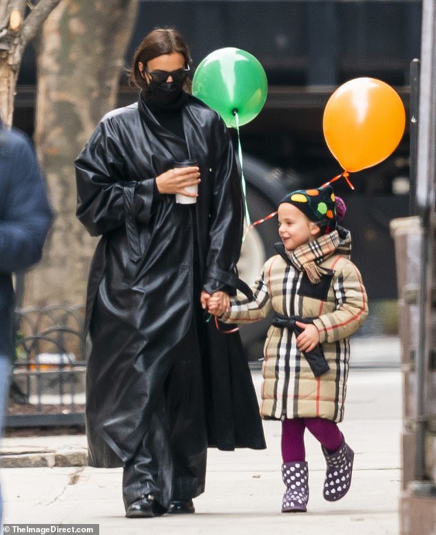 超模伊莲娜喜迎36岁生日，黑客帝国装太飒，4岁女儿手绑气球很萌