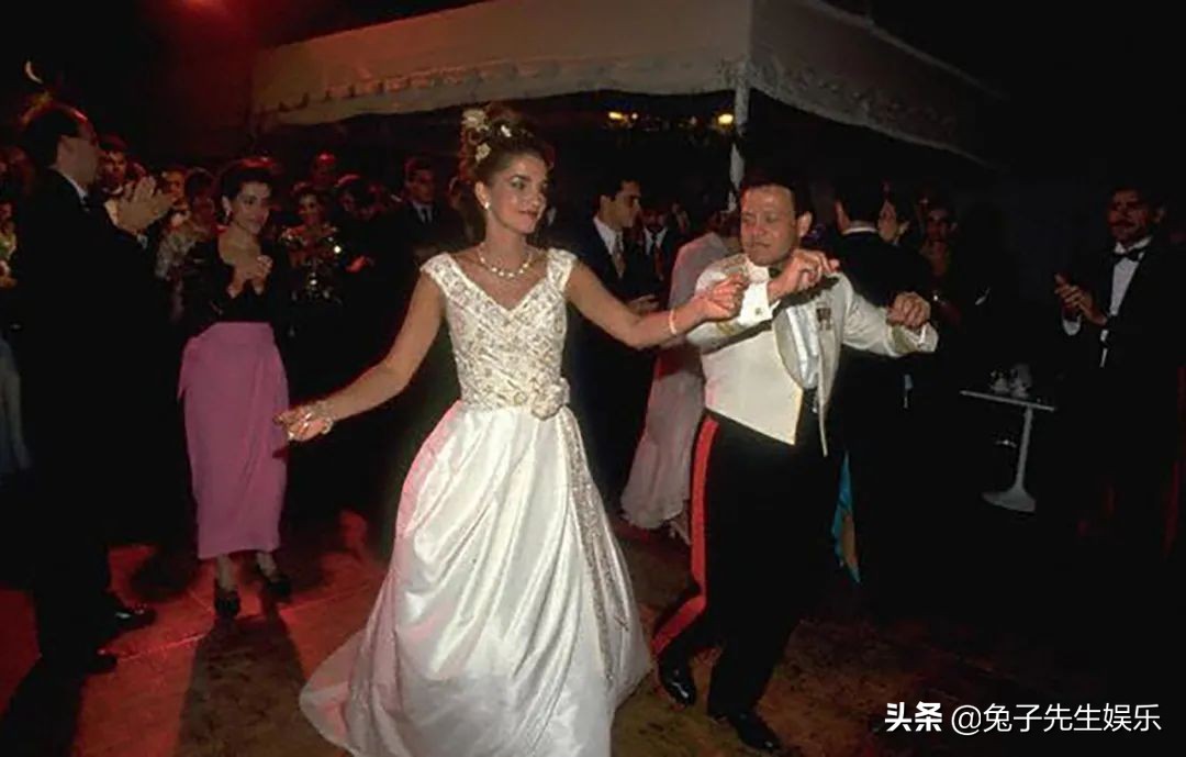 约旦王后27年前结婚太霸气，带老公跳舞气场全开，仰头大笑真豪爽