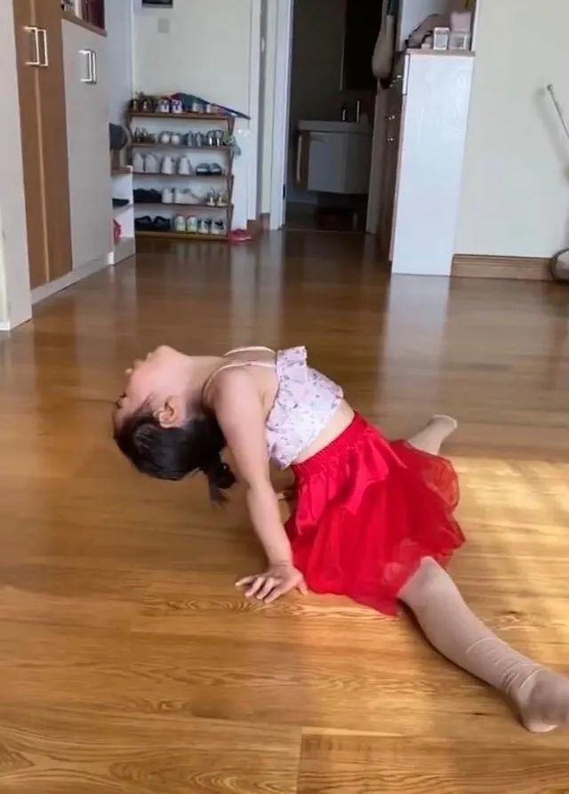 董璇晒女儿跳舞视频，4岁小酒窝自编自导儿童舞，一字马太有范