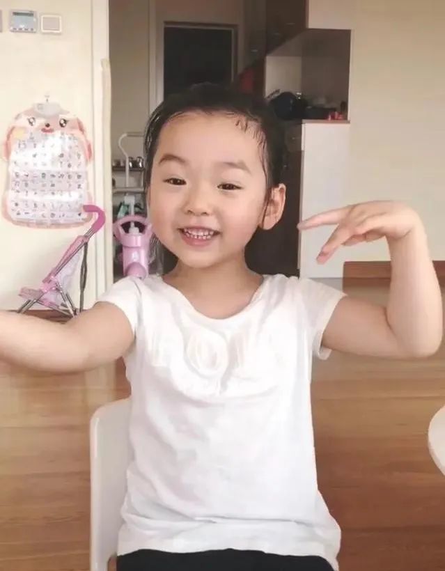 董璇晒女儿跳舞视频，4岁小酒窝自编自导儿童舞，一字马太有范