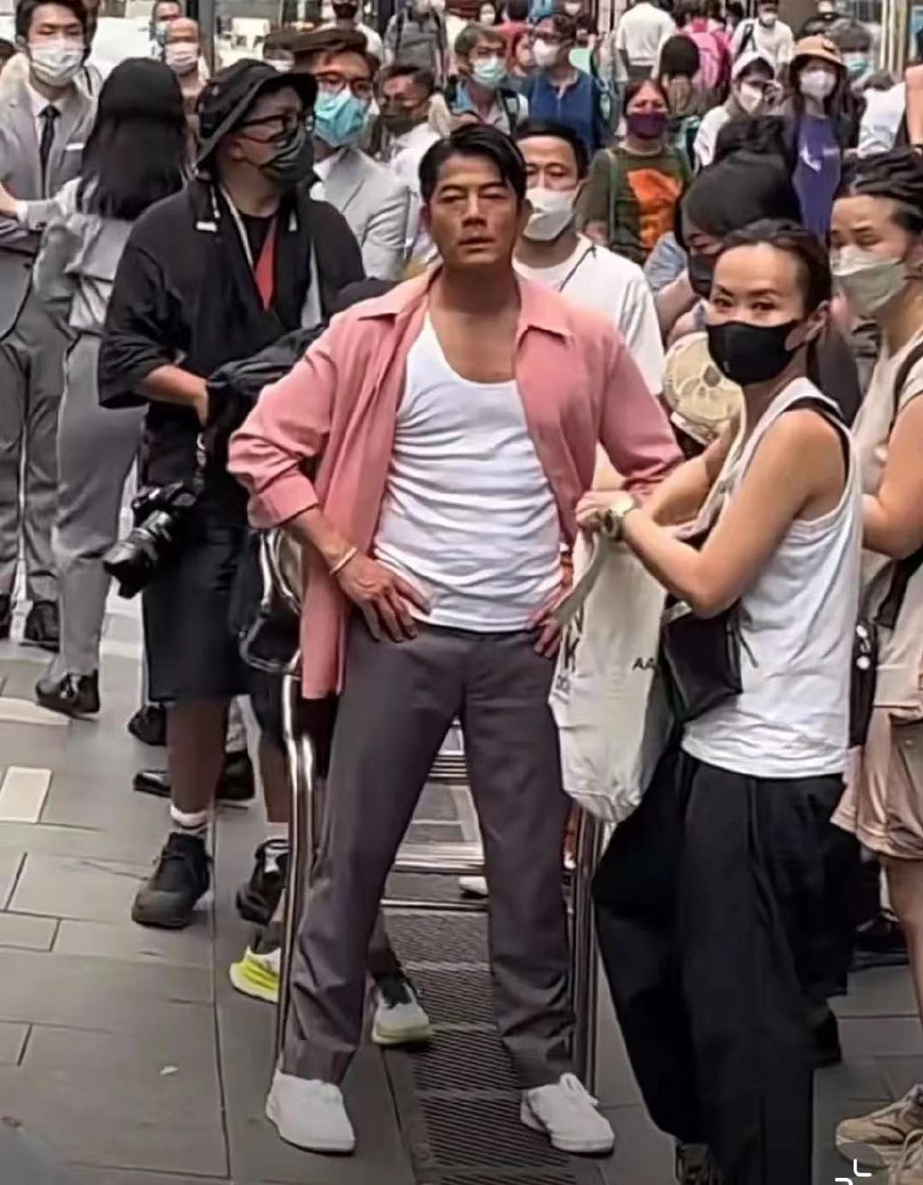 郭富城街头跳舞被围观，56岁穿粉衫显年轻，笑着与民众合影