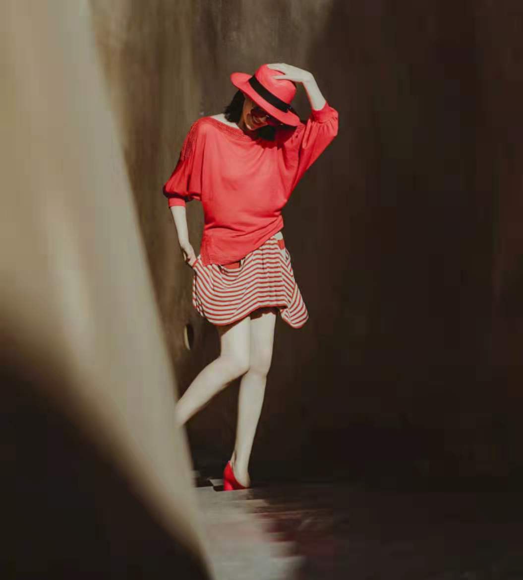 50岁的许晴真敢穿，大粉大红私服街拍显成熟，真的是难为摄影师