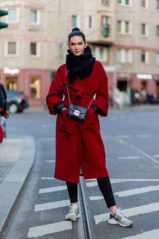 将大衣穿出时尚街拍感，内搭颜色选择攻略，帮你远离“臃肿”冬季