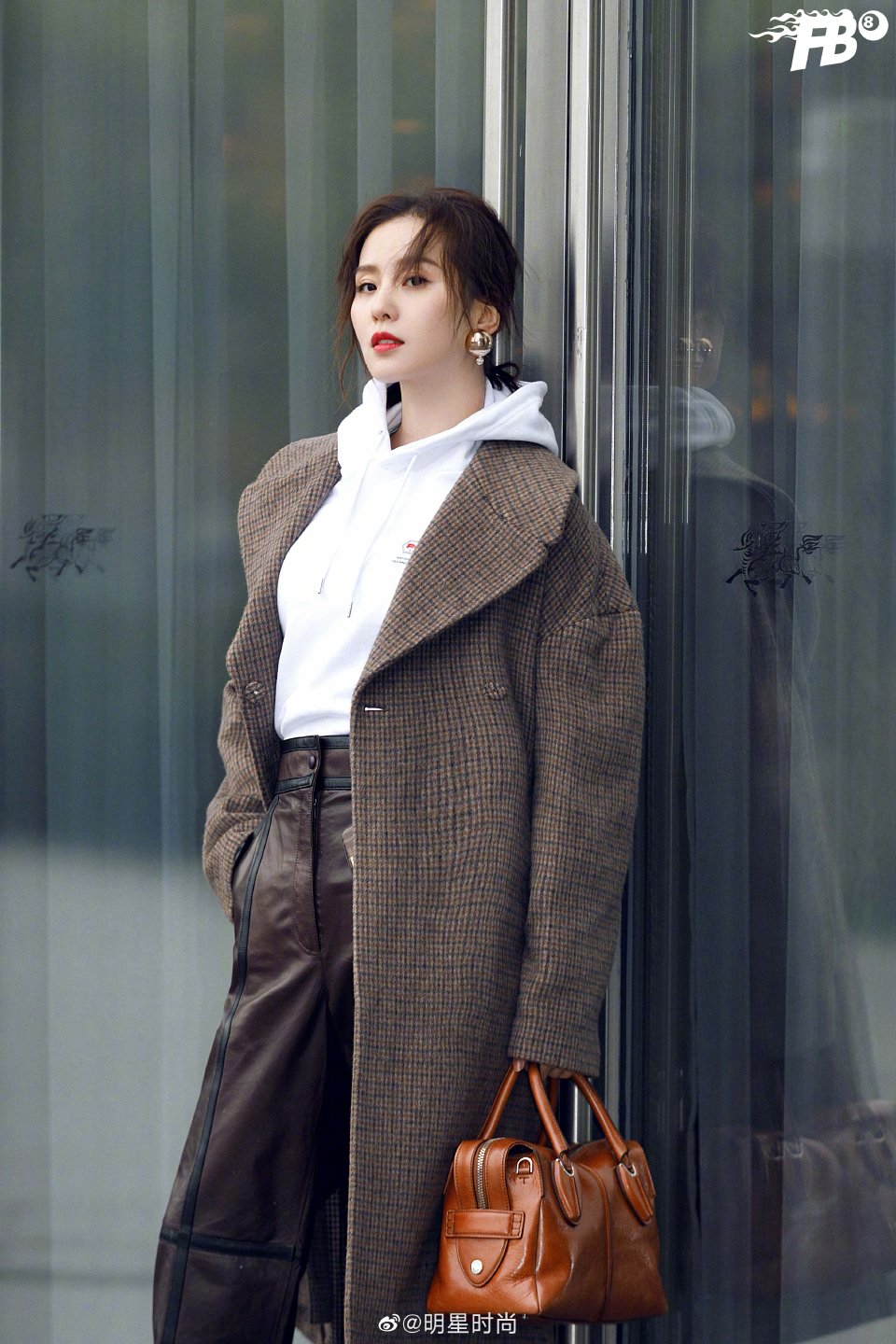 刘诗诗时尚街拍，深色毛呢外套内搭简约白色卫衣，非常利落帅气！