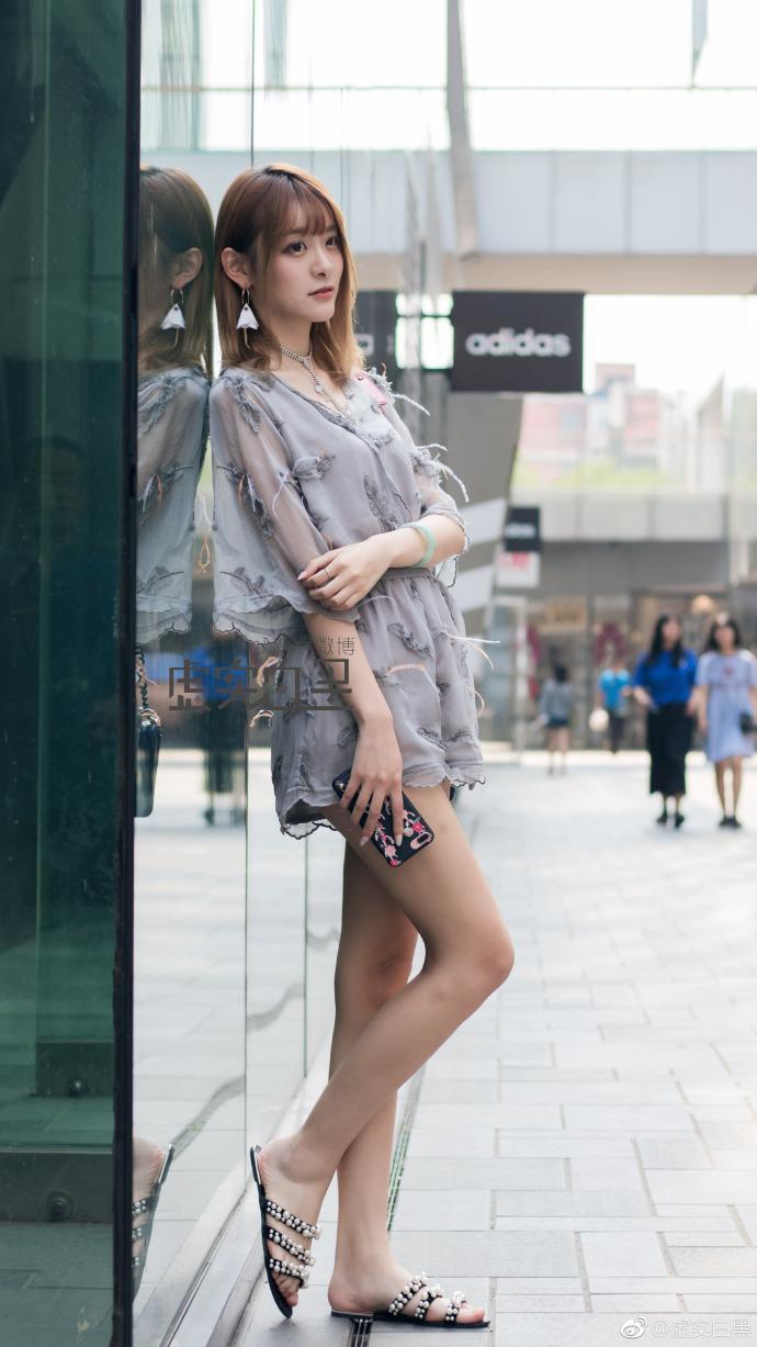 北京街拍,撞色波浪纹连衣裙+一字高跟凉鞋,优雅又不失气质