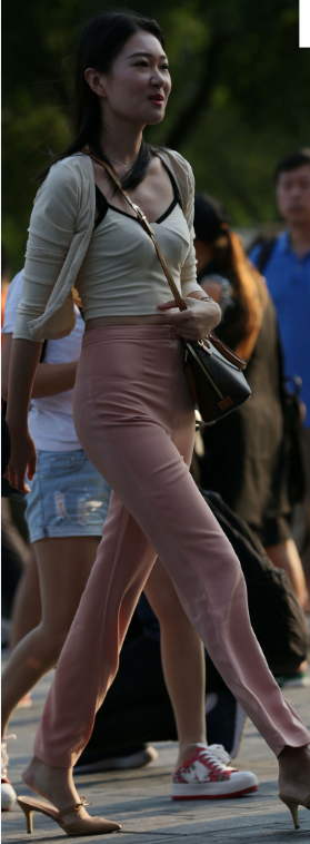 街拍180长身美女，腿太长粉色长裤竟变9分裤，胸前斜挎包，挤