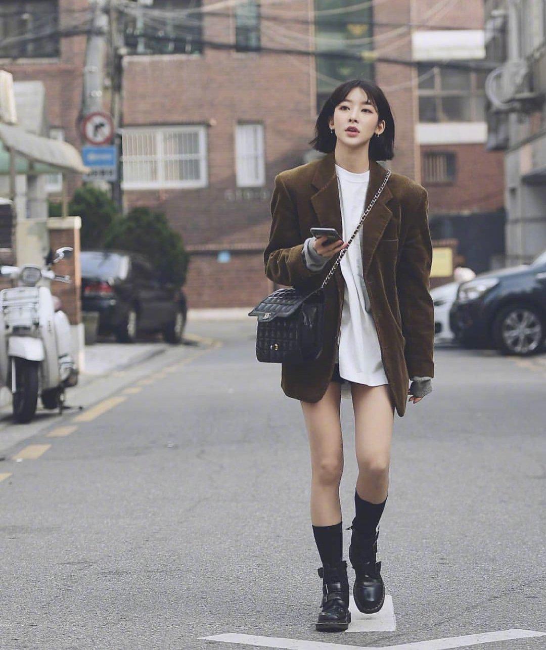 韩国街拍下的时尚造型，真的是潮流中的典范，你更加喜欢哪一套？
