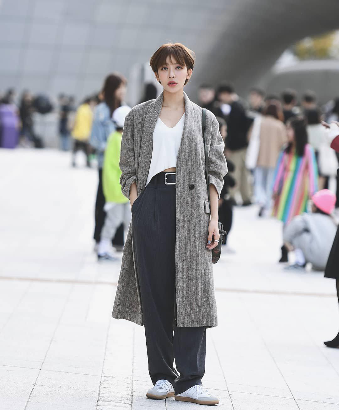 韩国街拍下的时尚造型，真的是潮流中的典范，你更加喜欢哪一套？